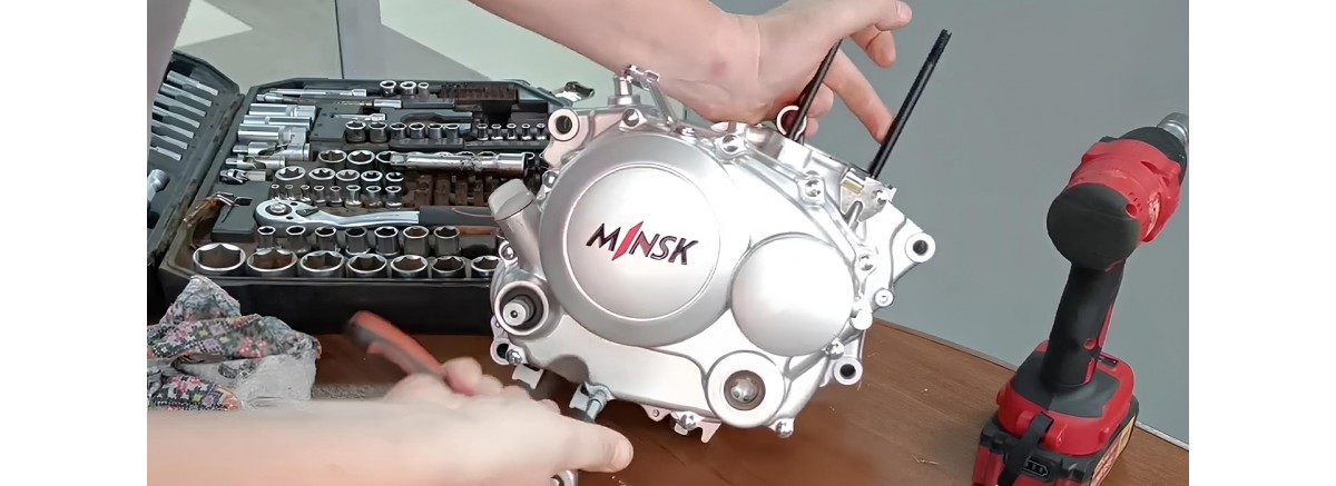 Снятие правой крышки двигателя 157FMI