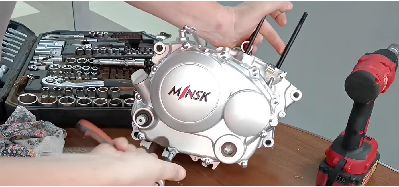 Снятие правой крышки двигателя 157FMI